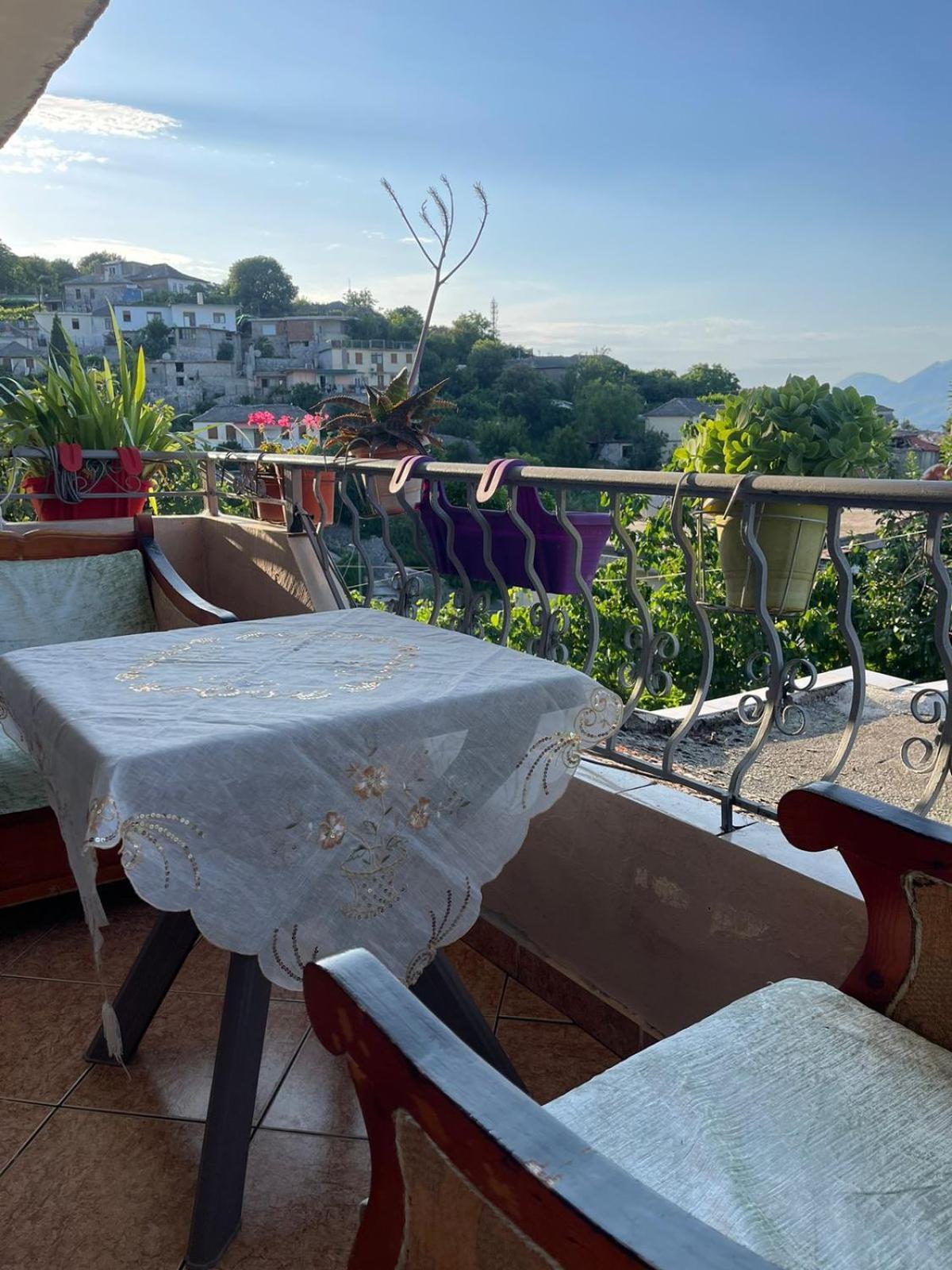 Guest House Lengo Gjirokaster Bagian luar foto