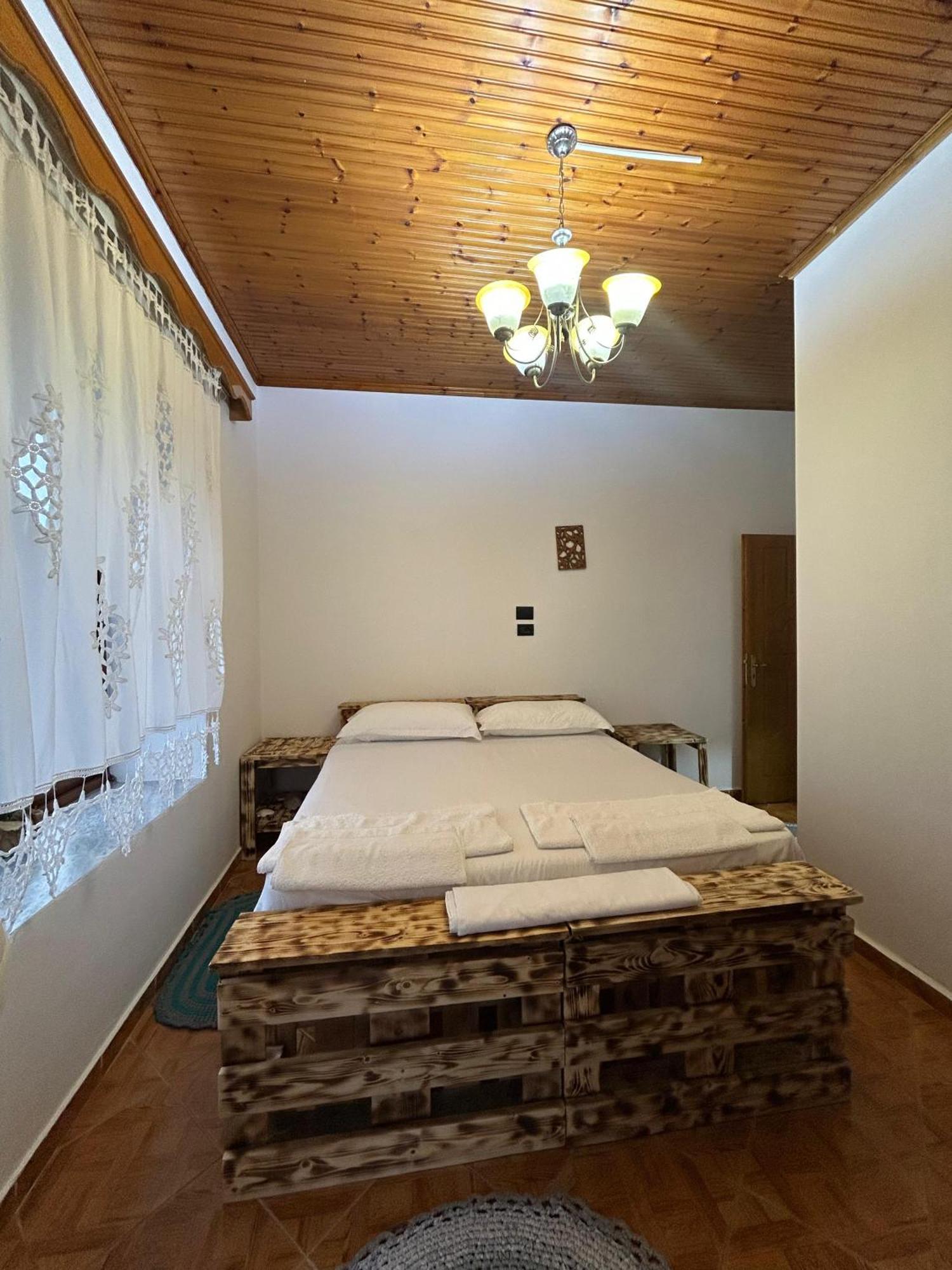 Guest House Lengo Gjirokaster Bagian luar foto