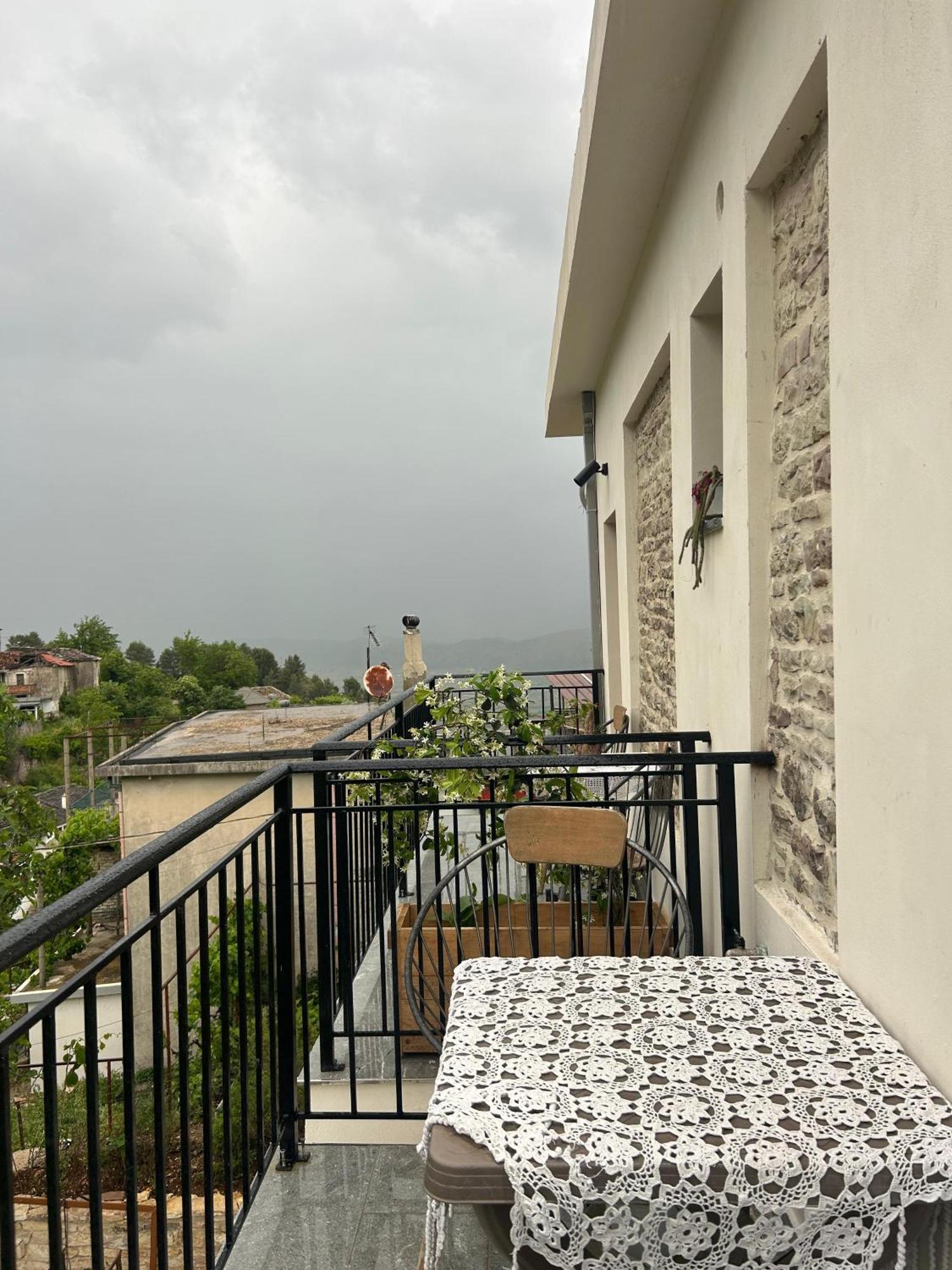 Guest House Lengo Gjirokaster Bagian luar foto